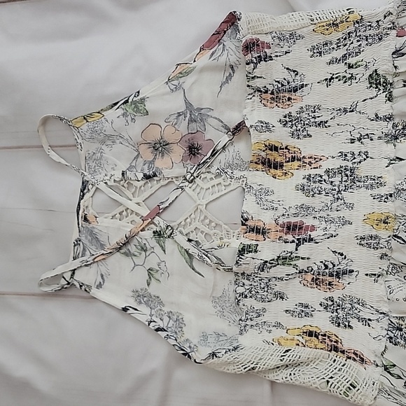 Coco + Jaimeson Size Small Beautiful Flowy Floral Cute Out Lace Criss Cross Tank - Picture 5 of 6